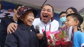 新北雲海國小百歲校慶　人瑞阿嬤現身同樂新北市雲海國小14日喜迎百年校慶，邀請高齡103歲人瑞阿嬤陳招治（前左）與市長侯友宜（前中）等人一起慶生，眾人現場開心互動笑開懷。（新北市教育局提供）中央社記者黃旭昇新北市傳真　109年11月14日