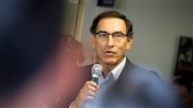 秘魯法官13日禁止涉貪遭罷黜的總統畢斯卡拉離境，這場政治危機已擴大為抗議民眾與警方的街頭衝突。（圖／翻攝自facebook.com/MartinVizcarraC）
