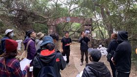 馬祖戰地地景採集工作坊（1）連江縣政府文化處14日舉行「戰地地景採集工作坊」活動，依據南竿53據點空間地形，規劃藝術採集的互動設計，由藝術家帶領參與者繪製地圖。　中央社記者邱筠攝　109年11月14日