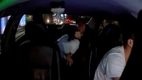 長髮正妹「低頭親密接觸」男乘客　網疑：少了好幾段！
圖／翻攝自網路