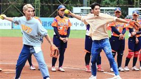 ▲夏和熙、胡宇威受邀替2020新力旺企業女子壘球聯賽總冠軍第五戰開球。（圖／主辦單位提供）