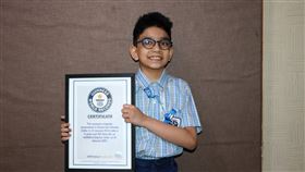 印度6歲男童阿卡漢‧塔爾薩尼亞（Arkham Talsania）獲金氏世界紀錄認證，成為全球年紀最小的電腦工程師。（圖／翻攝自Udgam School for Children臉書）