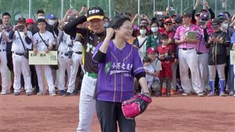 提及台灣傳奇名將　小英開球架式十足