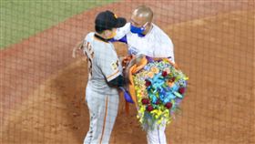 DeNA監督拉米瑞茲卸任 巨人監督原辰德獻花致意日職中央聯盟例行賽最終戰，讀賣巨人對決橫濱DeNA海灣之星14日在橫濱球場舉行，DeNA監督拉米瑞茲（右）卸任儀式感性道別，巨人監督原辰德（左）獻花致意。中央社記者楊明珠橫濱攝　109年11月14日