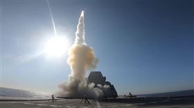 中國解放軍麥擱亂，美國海軍神盾驅逐艦將全部署「殺手鐧」-超高音速飛彈，穩定印太區域和平，圖為美艦發射飛彈畫面。（圖／翻攝U.S. Navy YouTube）