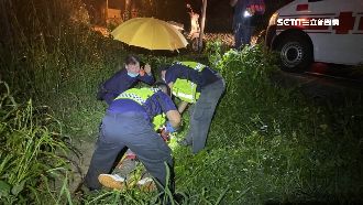 男慘摔邊坡倒草叢　花蓮警冒雨伸援手