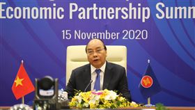 第4屆RCEP峰會越南登場第4屆區域全面經濟夥伴協定高峰會（RCEP Summit）越南時間15日上午10時30分登場，會議由越南總理阮春福（圖）主持，15位RCEP參與國領袖以視訊參與討論。中央社記者陳家倫河內攝　109年11月15日