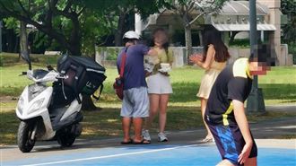 大安公園2妹子叫餐!他硬騎上去挨轟