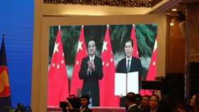 李克強視訊參與RCEP簽署儀式區域全面經濟夥伴協定（RCEP）是世界上最大的自由貿易協定，外界一般認為中國在背後主導談判。圖為中國國務院總理李克強（左）及中國商務部部長鍾山15日以視訊方式參與RCEP簽署儀式。中央社記者陳家倫河內攝　109年11月15日