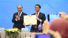 越南工商部長代表簽署RCEP區域全面經濟夥伴協定（RCEP）參與國包括東協10國與5個自貿協議夥伴。圖為越南工商部長陳俊英（右）15日代表越南簽署RCEP。中央社記者陳家倫河內攝　109年11月15日