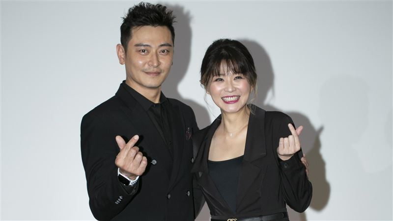 突發全黑照嚇壞網　李燕「身心俱疲」