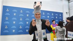 富邦悍將新秀陳真菜鳥日扮演鴕鳥。（圖／記者王怡翔攝影）