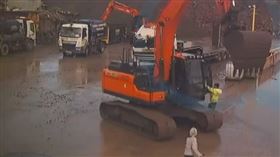 讚其嘎同事的阻止嚇，怪手終於停下。（圖／翻攝自臉書）