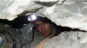 約翰進入洞穴探險，卻因為裡頭過窄，身體遭完全卡死。（圖／翻攝自猶他州警長辦公室）