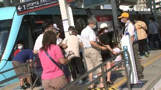 淡海輕軌首日通車　民跨線搶拍遭勸退