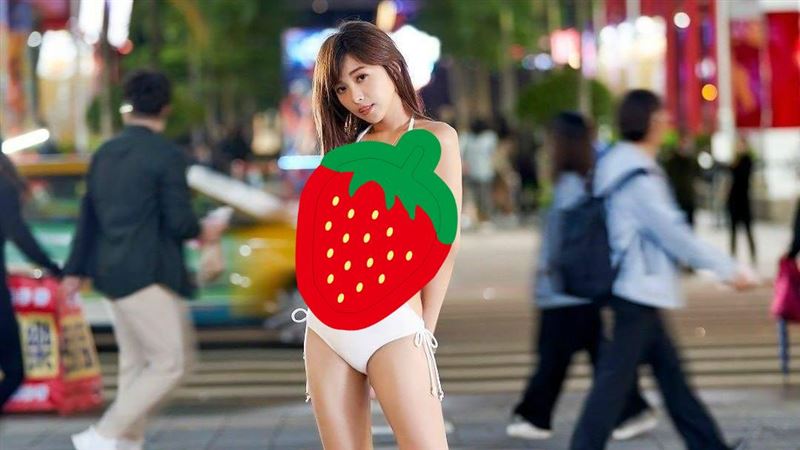 信義區脫到剩一件　路人噴血掏機狂攝