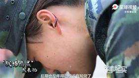 中國,解放軍,女兵,蚯蚓,訓練（圖／翻攝自軍事紀實微博）