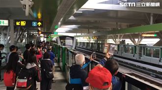 台中捷運首班車出發了！民眾搶搭擠爆