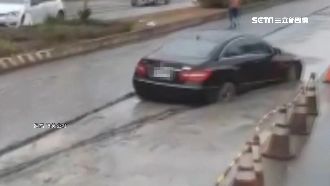 轎車卡施工水泥地　網笑翻：當戰車開