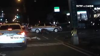 疑未注意視線死角　騎士遭撞噴飛倒地