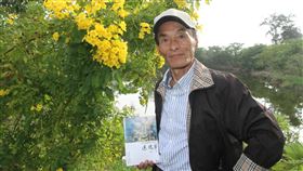 台語詩人黃徙盼作品更有靈魂作家黃徙（圖）以擬人化手法創作約百首以海邊植物為主題的台語詩，集結成書「迷魂芳」出版，盼能寫出更多有靈魂的作品。中央社記者楊思瑞攝　109年11月15日