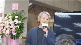 路寒袖台語新詩集發表詩人路寒袖（圖）發表新詩集「有夢最美」，他15日在新書發表會上表示，台語是很美的語言，「所以我想，若以台語寫出來的詩，一定也很美」。中央社記者陳秉弘攝　109年11月15日