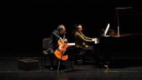 馬友友音樂會撫慰人心大提琴家馬友友（左）15日在台北國家音樂廳演出「大地之歌」音樂會後，隨即搭機離台，結束2個音樂會製作共5場音樂會行程。圖為在台中國家歌劇院的演出畫面。（牛耳提供）中央社記者趙靜瑜傳真　109年11月15日