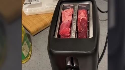 她用烤麵包機烤牛肉　成果讓人超意外