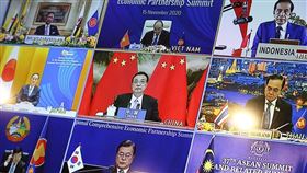 RCEP15日簽署完成，各界憂心台灣產業將被邊緣化，不過，行政院政務委員鄧振中認為，對台灣影響有限。圖為第4屆RCEP峰會視訊畫面。中央社記者陳家倫河內攝　109年11月15日