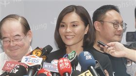 高雄市長補選政見會　李眉蓁提4大主軸國民黨高雄市長補選候選人李眉蓁（中）1日出席第3屆市長補選公辦電視政見發表會，申論時提出做好基本功、建設繼續衝、減債加薪水與生活好輕鬆等4大政見主軸，會後在國民黨秘書長李乾龍（左）陪同下接受媒體訪問。中央社記者董俊志攝　109年8月1日