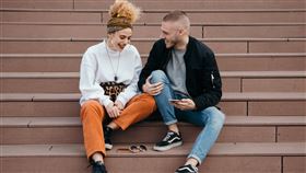 Tinder三招讓你在年末派對季節前輕鬆找到伴。（圖／Tinder提供）