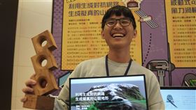 研究生成擬真山脈地形　李杰穎獲旺宏獎第19屆旺宏科學獎頒獎典禮暨成果發表活動14日在台北舉行，桃園武陵高中學生李杰穎以「利用生成對抗網路，生成擬真的山脈地形」，榮獲最高榮譽旺宏獎肯定，他開心展示獎盃。中央社記者徐肇昌攝　109年11月14日