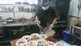 更生人創業遇疫情險收攤　國旅市場創商機台灣更生保護會台南分會輔導的更生人吳凱倫（圖），出獄後鑽研虱目魚料理並成功開店，卻因武漢肺炎（2019冠狀病毒疾病，COVID-19）疫情影響差點撐不下去，他說，還好最近國旅市場回溫，業績漸漸回穩。中央社記者楊思瑞攝　109年11月15日