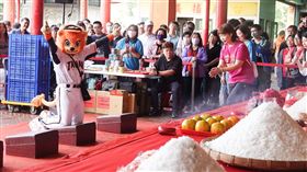 統一獅萊恩到南鯤鯓平安鹽祭參加擲茭活動。（圖／統一獅提供）