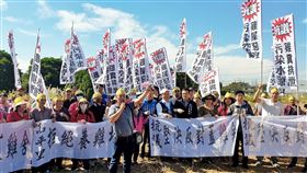 桃園居民抗議設置養雞場（1）桃園市龍潭區高平里200多名住戶15日到里內一處養雞場用地抗議設廠，高舉白布條和旗幟表達訴求，並高喊拒絕養雞場，誓言保護好山好水。中央社記者吳睿騏桃園攝　109年11月15日