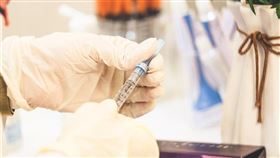 法國大藥廠賽諾菲的主管波吉洛15日表示，賽諾菲研發的武漢肺炎疫苗無需超低溫保存，以一般冰箱冷藏即可。（示意圖／圖取自Unsplash圖庫）