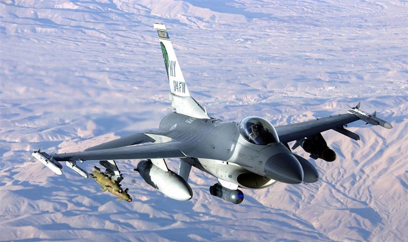 美F-16升空攔截小飛機　音爆聲嚇壞民眾