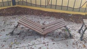 與女友自拍到一半木椅「劈啪」斷了（圖／翻攝自斗六人文社交圈臉書）