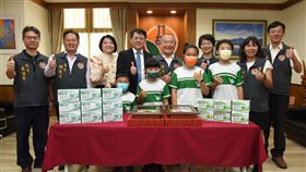 守護苗栗校園　生醫企業捐口罩防疫立康生醫事業股份有限公司及生春堂製藥工業股份有限公司捐贈苗栗縣校園防疫口罩，16日在縣府舉行捐贈儀式，由縣長徐耀昌（後左5）代表受贈。（苗栗縣政府提供）中央社記者管瑞平傳真　109年11月16日