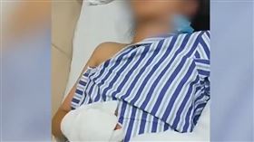 鄧姓少女突然遭一群人持棍棒毆打。（圖／翻攝自網易視頻畫面）