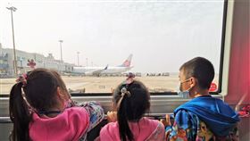 ▲家扶小朋友搭乘機坪接駁巴士近距離探索機場地面作業之奧秘。（圖／業者提供）