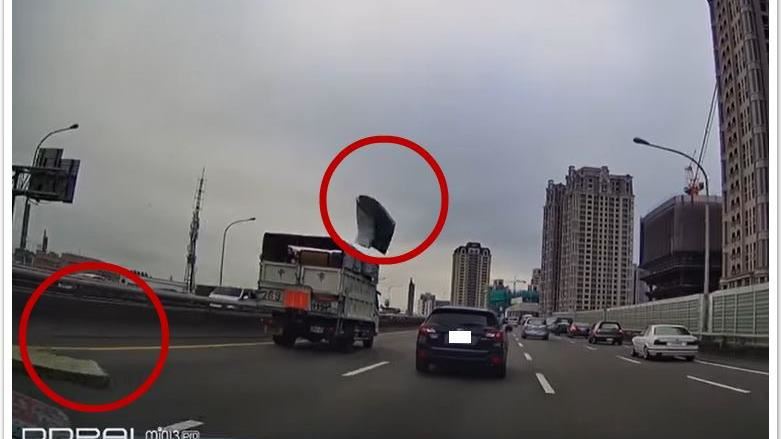 中市回收車床墊變飛盤！後車險被擊落