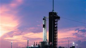 SpaceX火箭15日成功從佛羅里達州甘迺迪太空中心升空，承載4名太空人前往國際太空站（ISS）。（圖取自twitter.com/elonmusk）