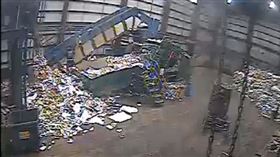 垃圾壓縮機故障！男「爬進去」檢查…下秒竟遭啟動輾斃（圖／翻攝自DCPolice YouTube）