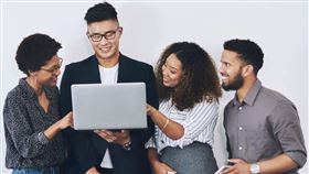 溫世仁文教基金會長期投入培育社會所需的未來人才，10多年來，邀請超過20位諾貝爾獎得主來台、與全球超過50個國家組織共創培育計畫、合作超過百位企業CEO、為台灣培育超過千名的優質人才。（溫世仁文教基金會提供）