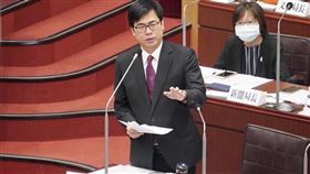 205兵工廠遷建  陳其邁允撥部分收益建設大樹區配合亞洲新灣區開發建設，高雄市政府協助國防部代辦代遷205兵工廠，市長陳其邁（前）16日在議會答詢坦言，估計土地收益會有約新台幣百億元淨利，允諾未來會提撥部分205廠遷建後的土地收益用於大樹區建設，加強對大樹區的建設。中央社記者董俊志攝  109年11月16日