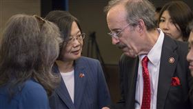 蔡英文總統與美國聯邦眾議院外交委員會主席民主黨籍的安格爾（Eliot Engel）越洋通話。（圖／翻攝蔡英文推特）