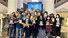 台博館攜手漫畫家  滅絕雲豹化身守護者為喚起大眾重視稀有物種，國立台灣博物館與金漫獎得主漢寶包（前左2）合作，推出首本漫畫「雲之獸：來自遠古的守護者」，讓台博館藏品、滅絕的台灣雲豹從標本躍上紙面，化身台博館守護者。前左3為台博館館長洪世佑。中央社記者葉冠吟攝  109年11月16日