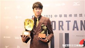 ▲中信兄弟王威晨獲選最佳9人、三壘手金手套。（圖／記者劉彥池攝影）