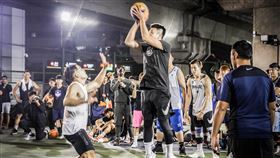 王志群日前攜手李學林、陳世念突襲台北新生橋籃球場。（圖／Court 131提供）